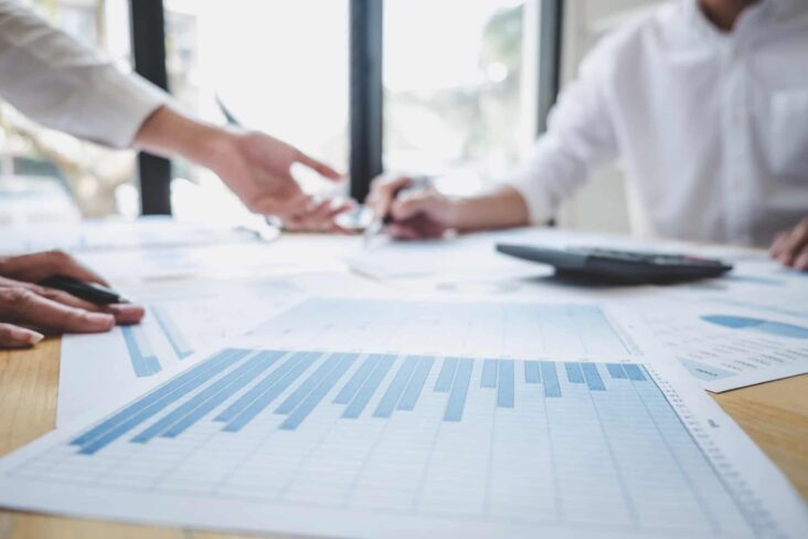 olhar para graficos em cima de uma secretária