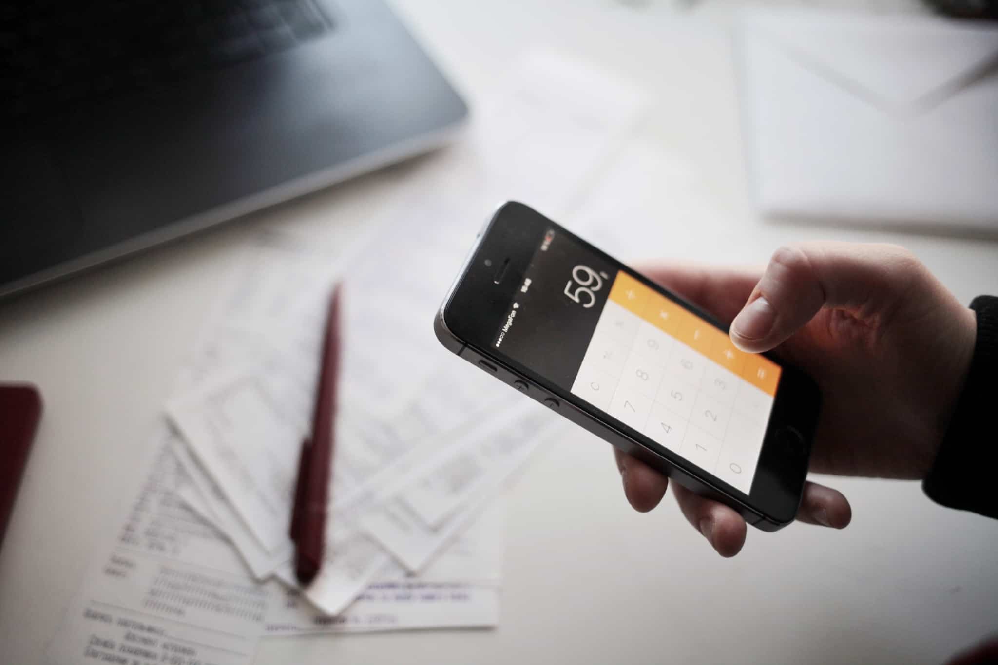 A moda das obrigações calculadora com papeis e caneta para fazer orçamento