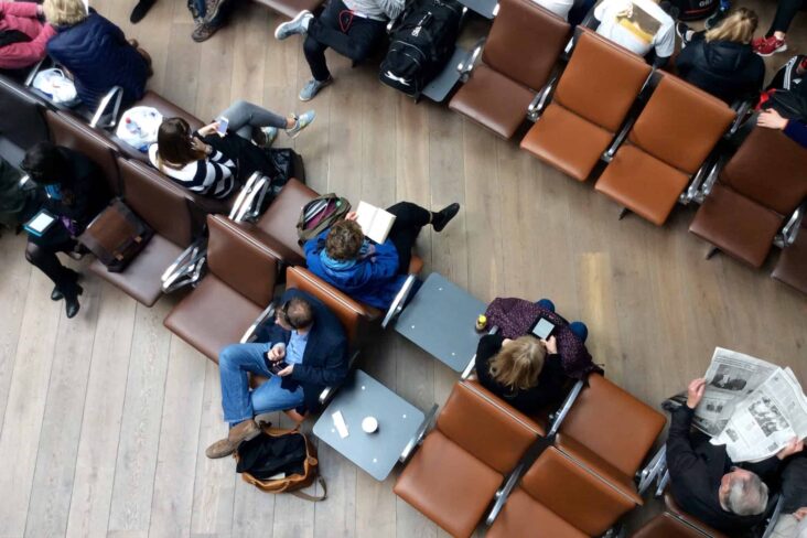 Pessoas numa sala de espera