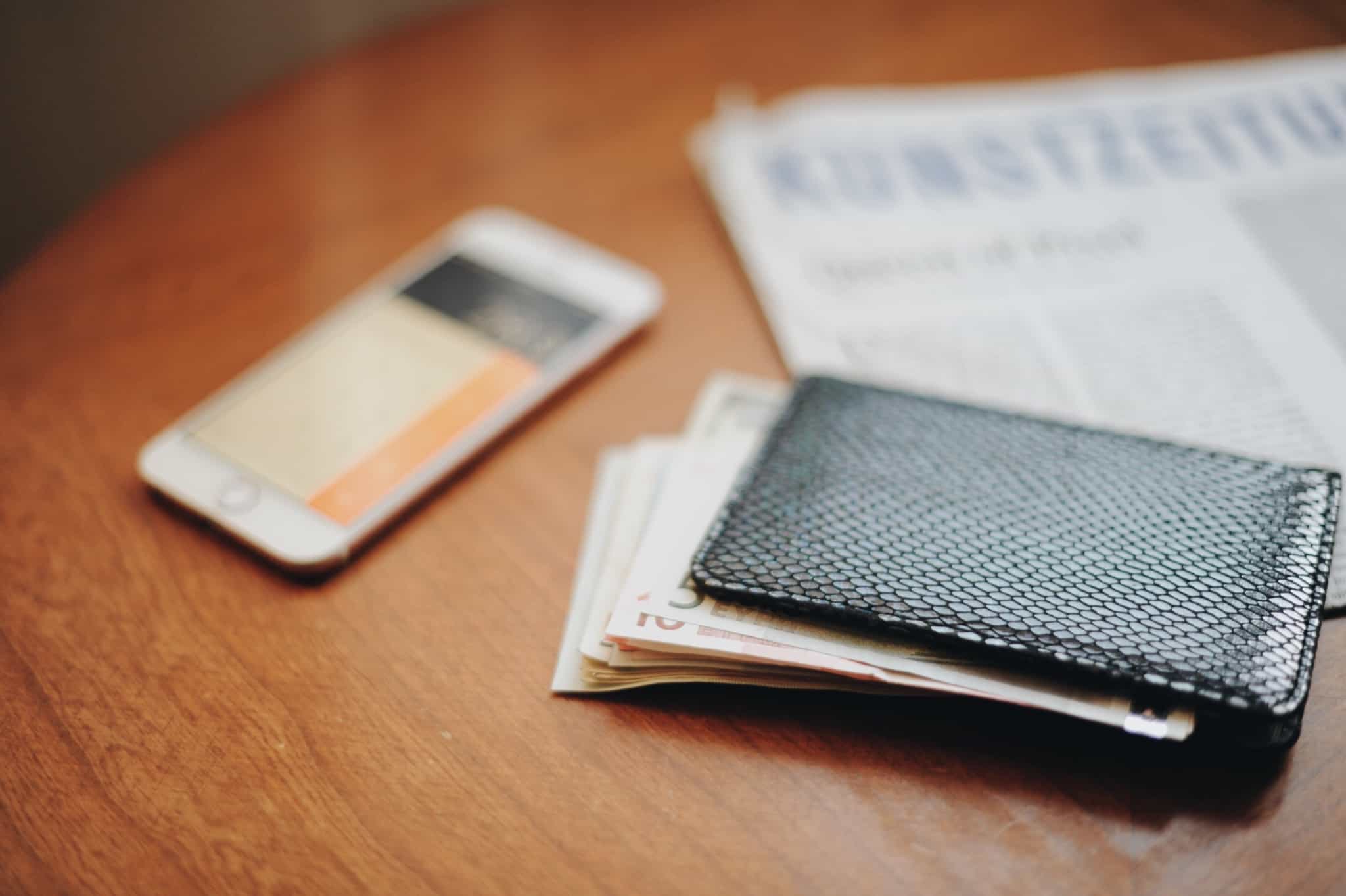 Novos Certificados do Tesouro: o investimento que faltava mesa com carteira e telemóvel com calculadora