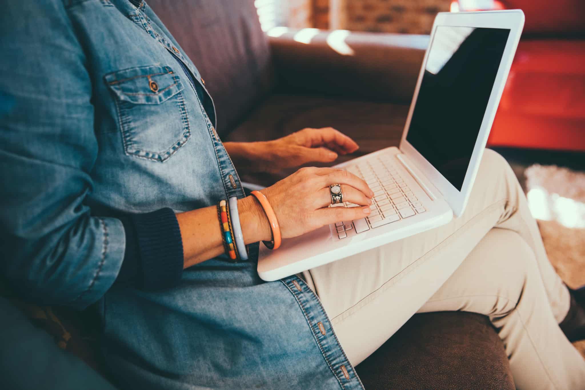 pessoa no computador a tratar do Início de atividade na Segurança Social