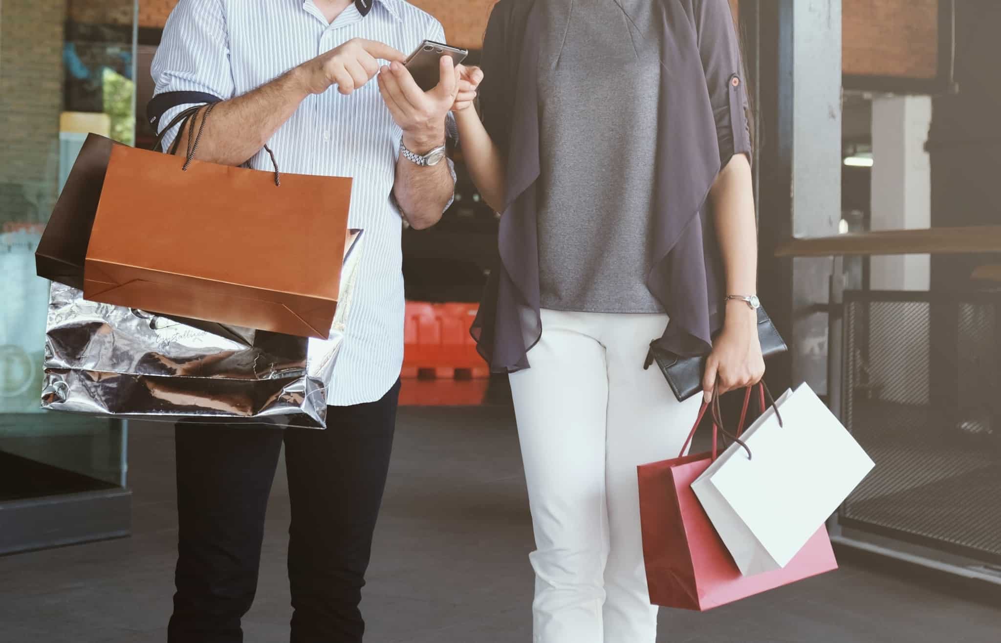 duas pessoas com sacos de compras
