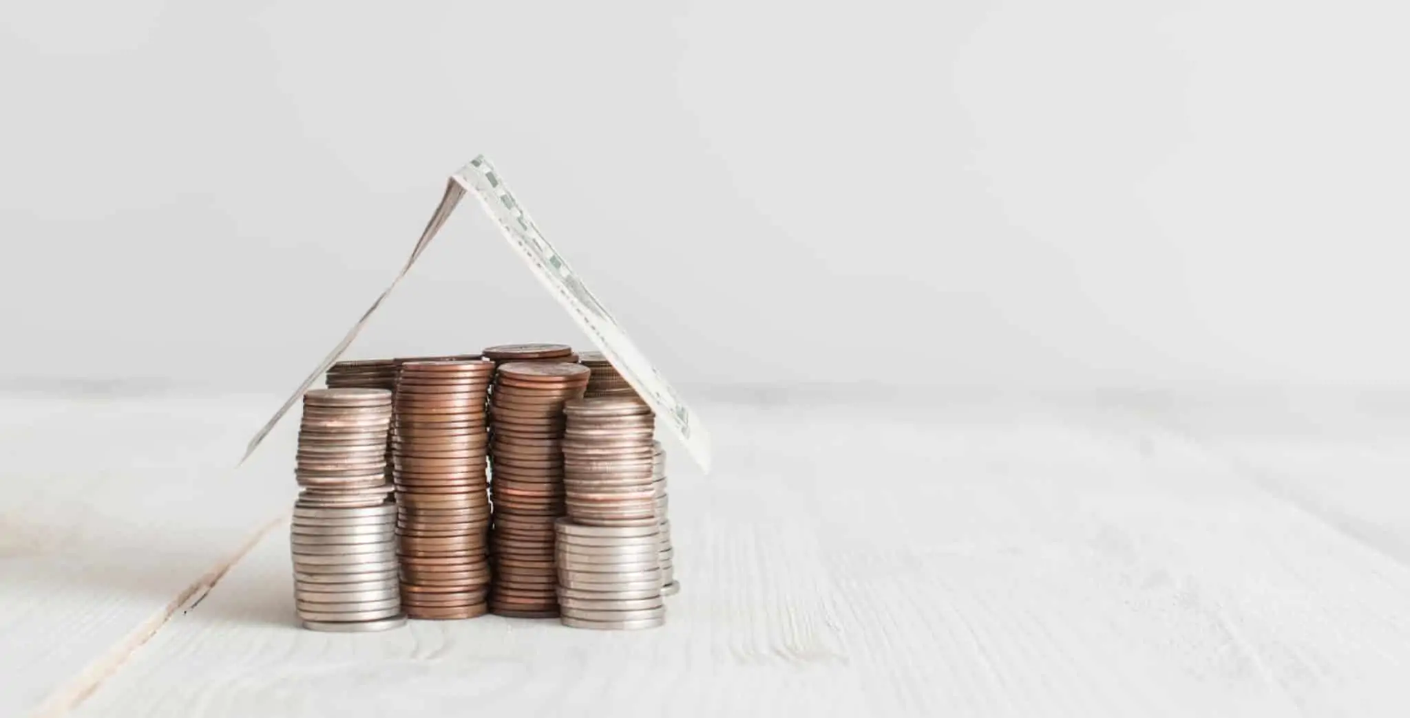 Poupar dinheiro – 5 Dicas do Doutor Finanças casa de moedas com um telhado de nota