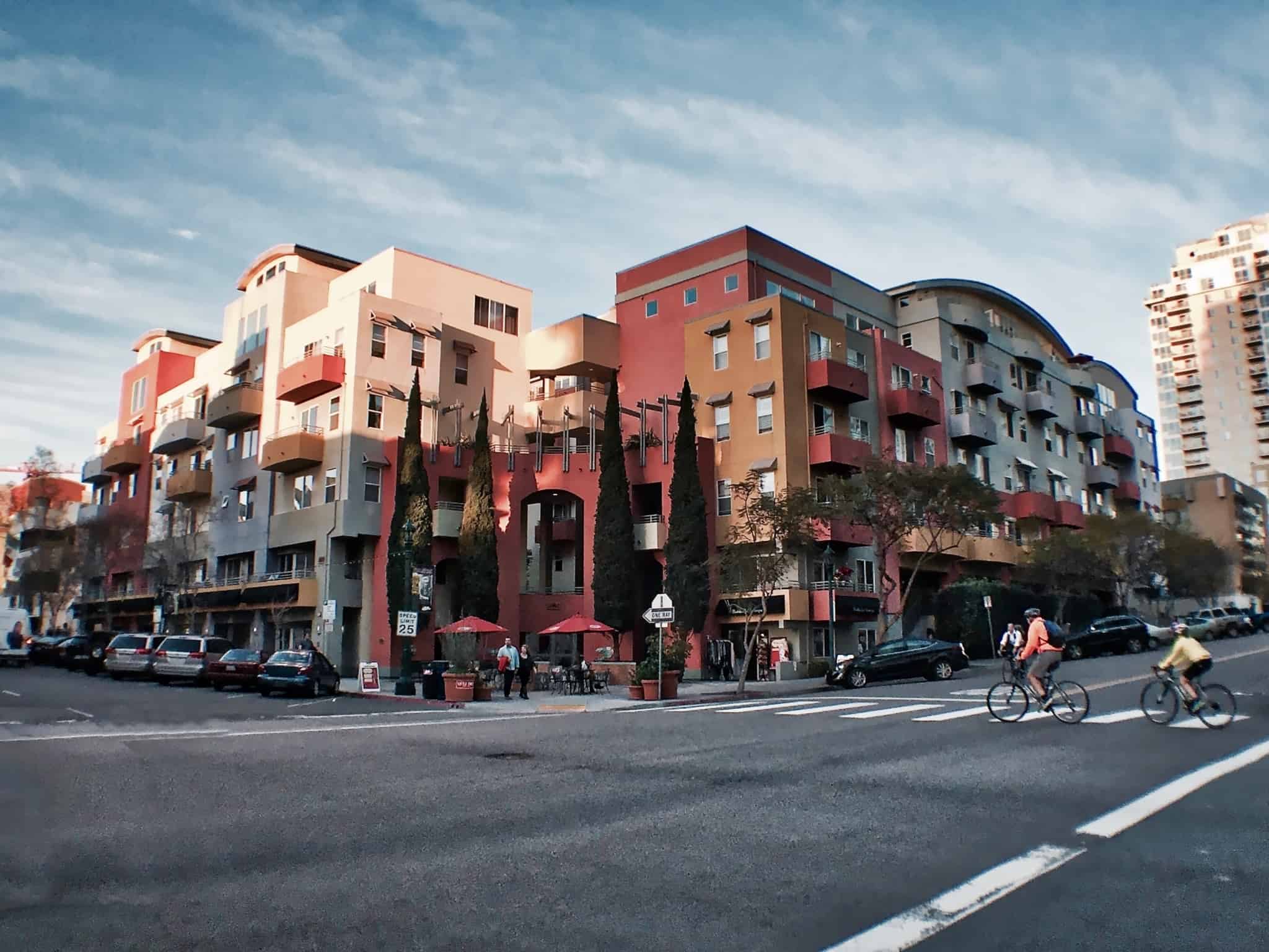 prédios urbanos de várias cores