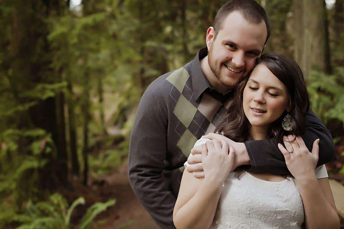 casal a passear na natureza