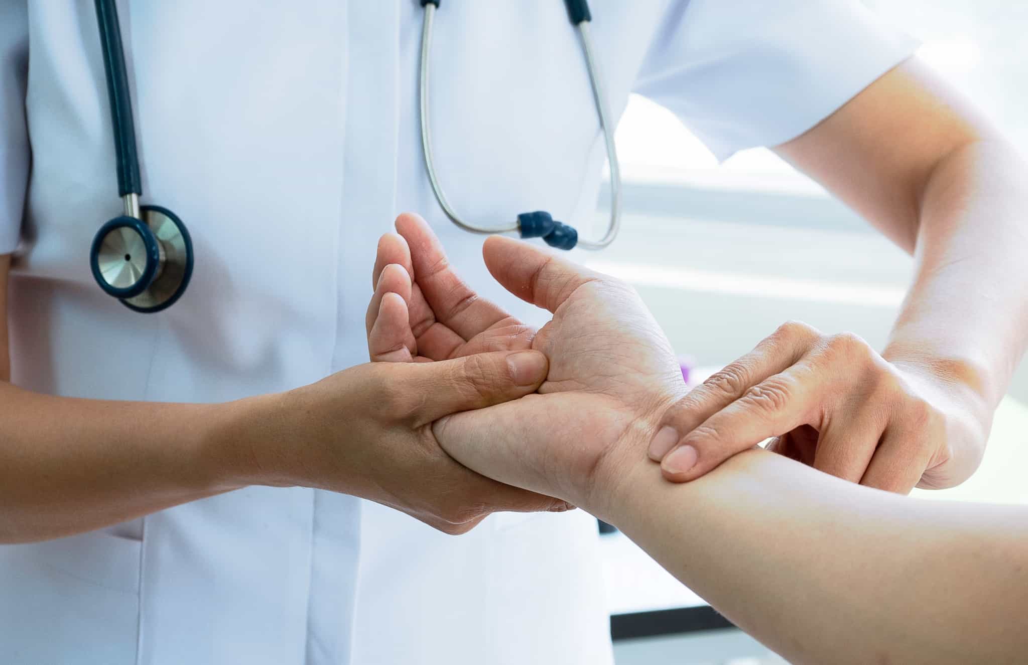 medico a medir o pulso a um paciente