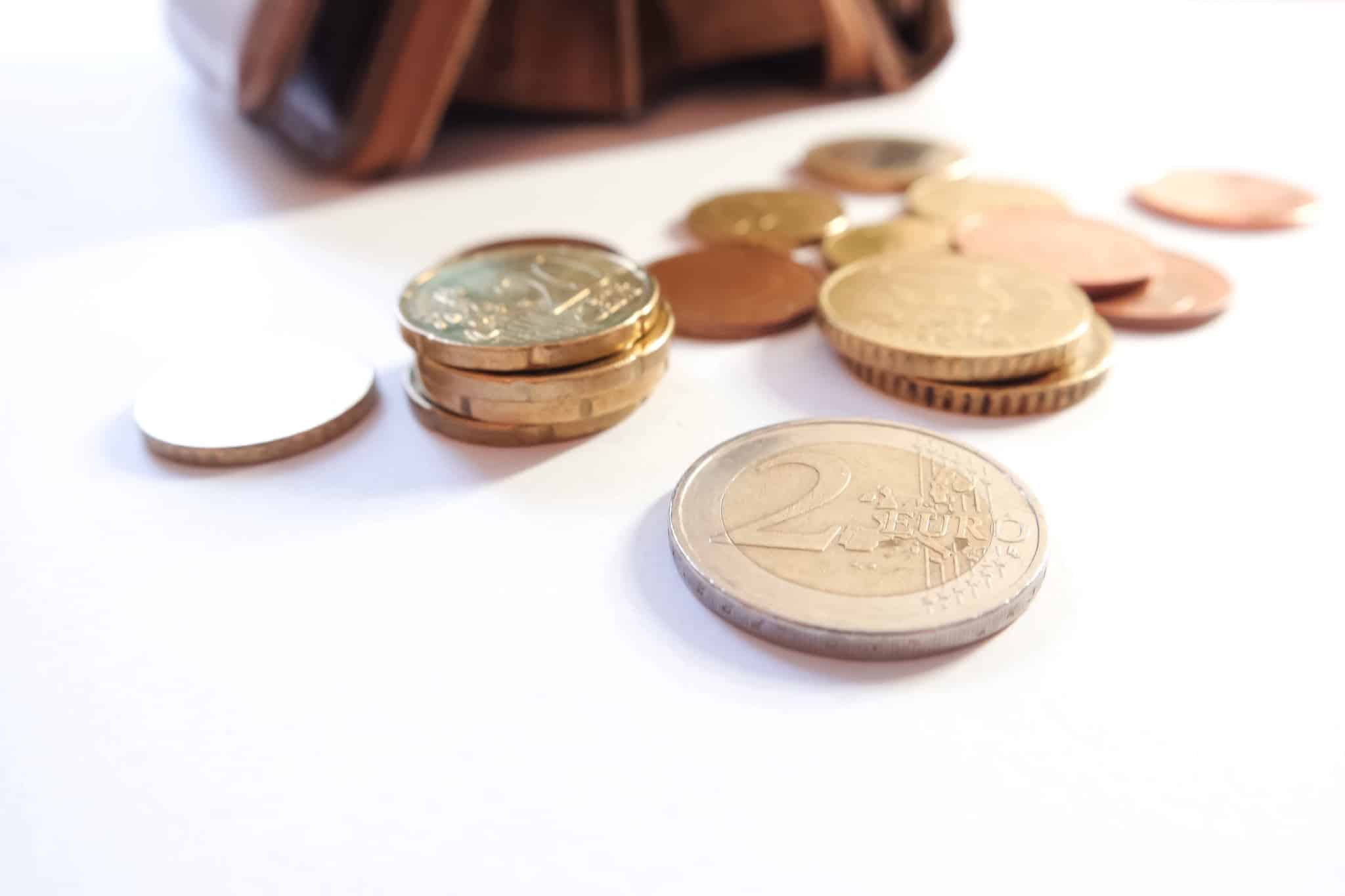 moedas de euro em cima de uma mesa