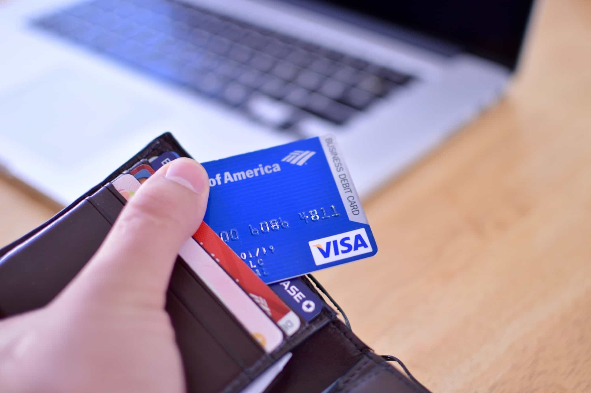 carteira com cartões de pagamento e cartões de crédito