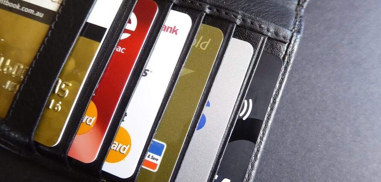 carteira aberta a mostrar um conjunto de cartões de crédito