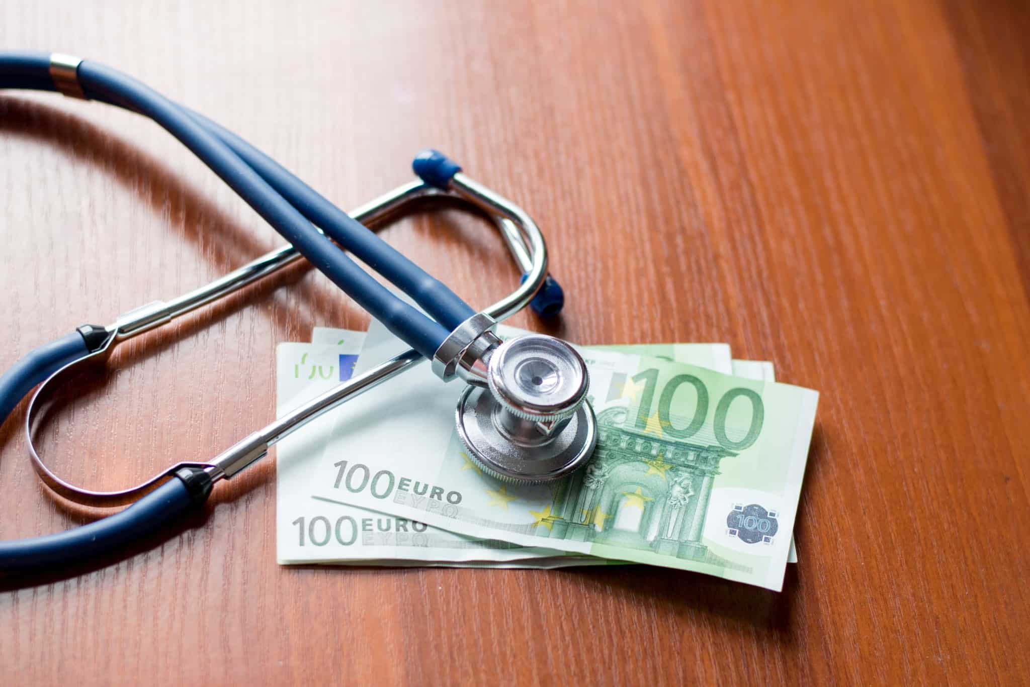 estetoscopio e notas de 100