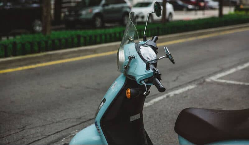 scooter azul parada na rua
