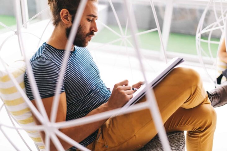 freelancer sentado a mexer no tablet