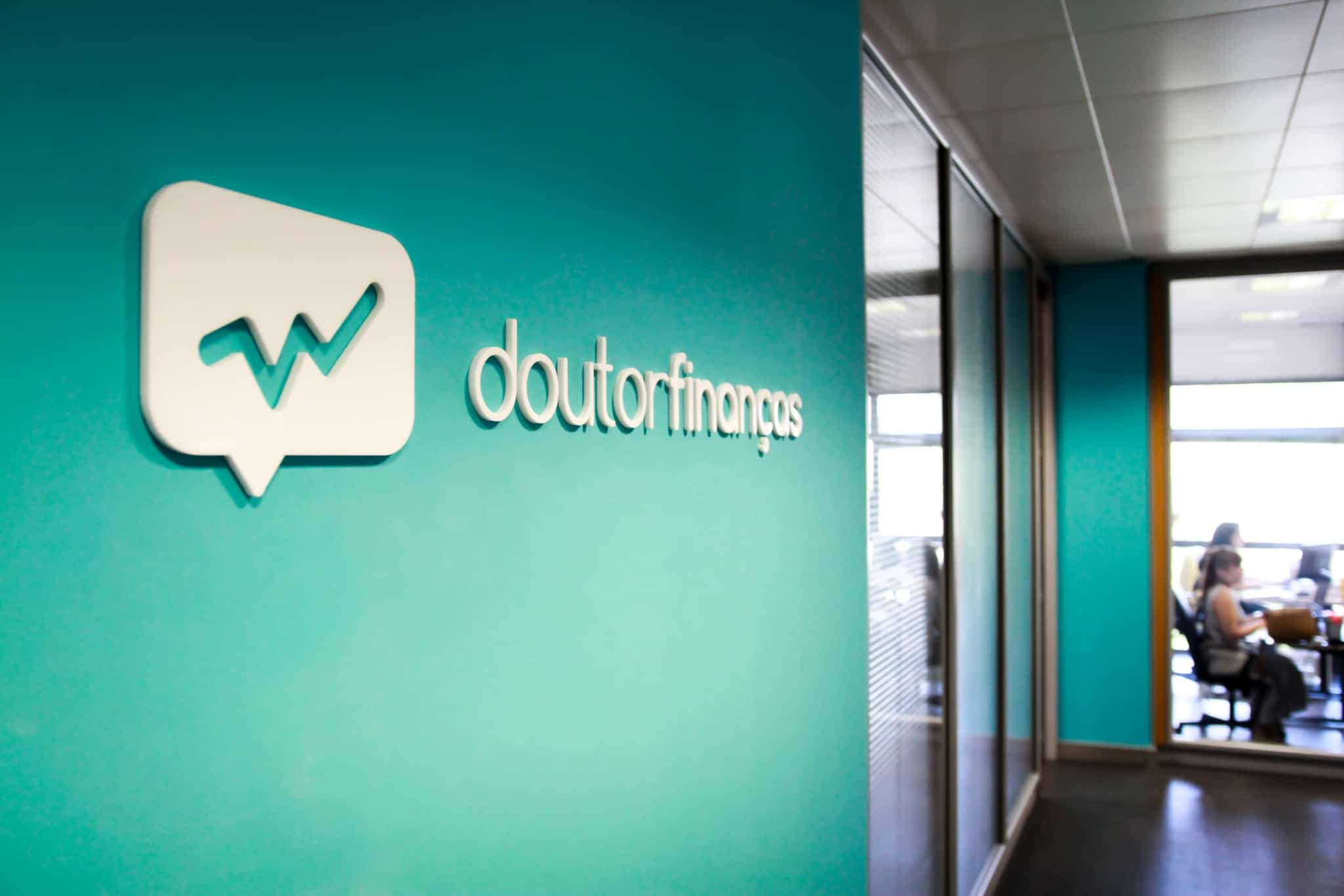 O Doutor Finanças mudou de consultório! parede de escritório azul com as palavras doutor finanças