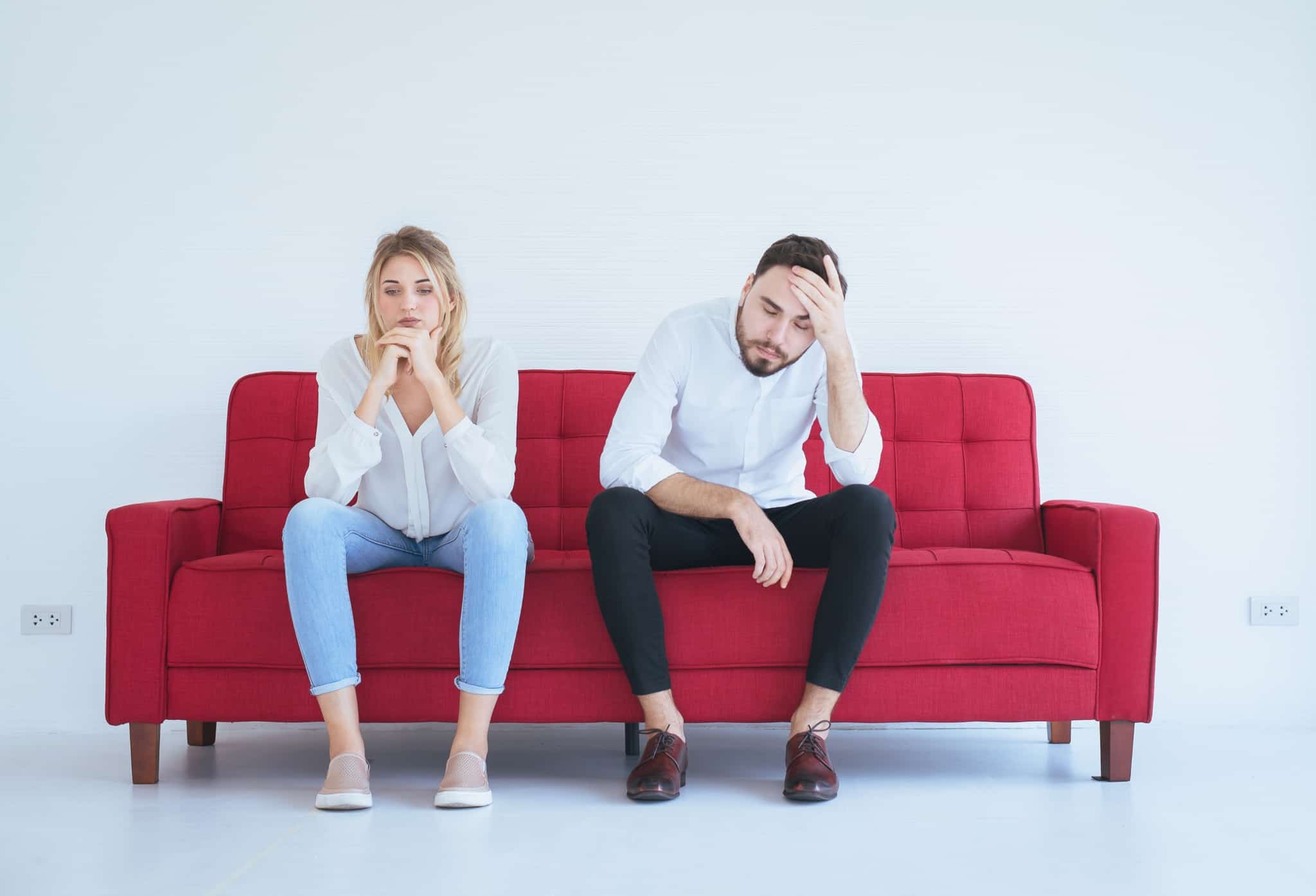 Divórcio: quais os procedimentos a fazer com o seu crédito habitação casal sentado num sofa vermelho