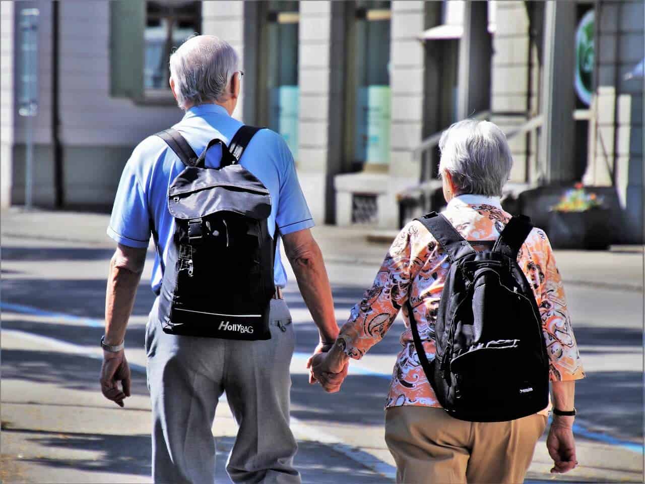 casal sénior viaja de mochila as costas, aproveitando as suas poupanças para a reforma e de reforma antecipada