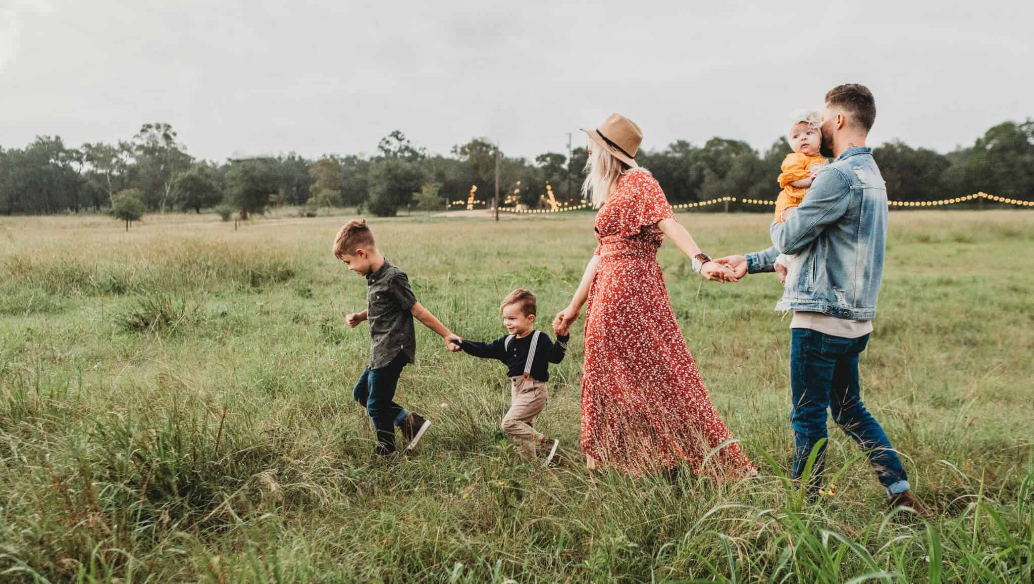 familia a passear no campo pais com trÊs filhos