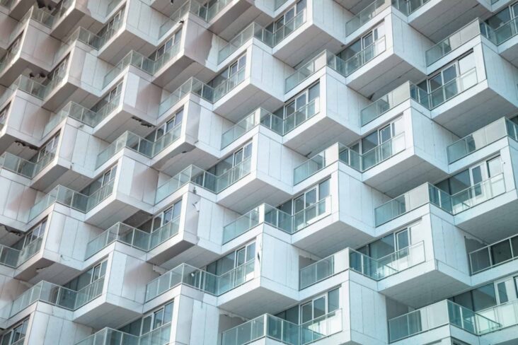 prédio brancos e quadrados todos iguais