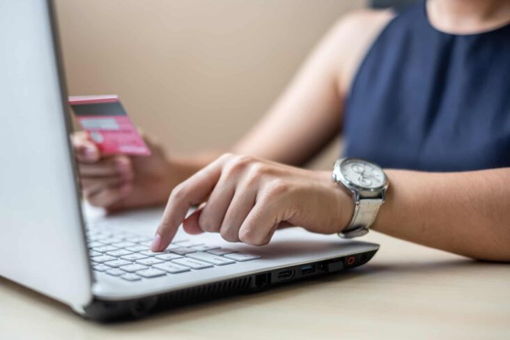 mulher a fazer compras online