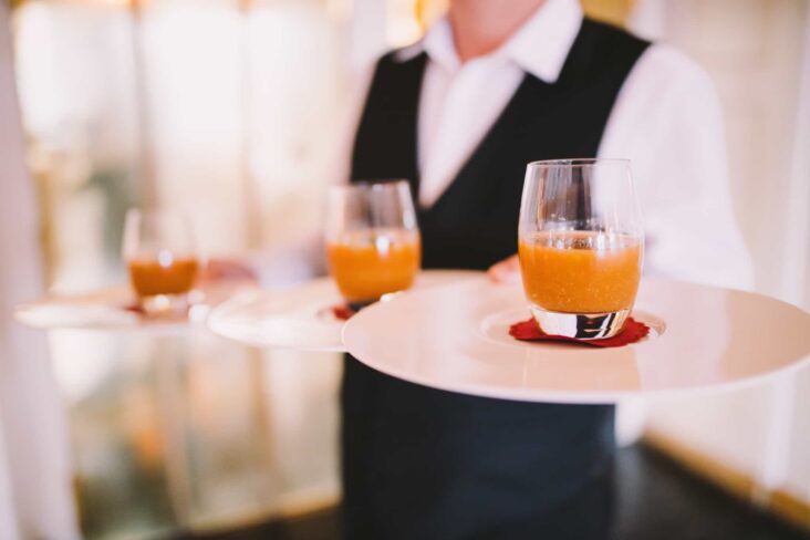 empregado de mesa a servir bebidas
