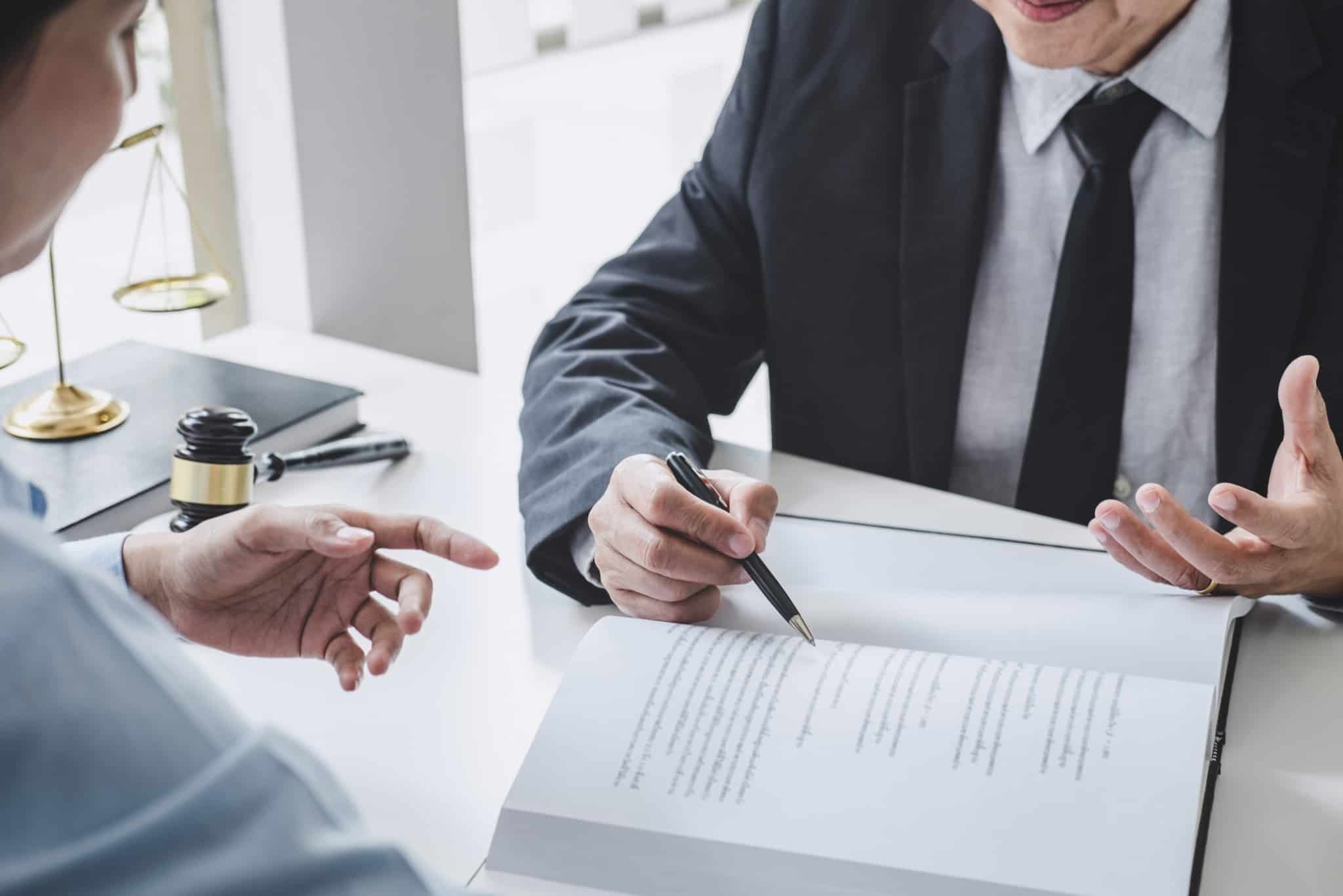 Registo criminal: o que é e onde obter? advogado a falar com o cliente