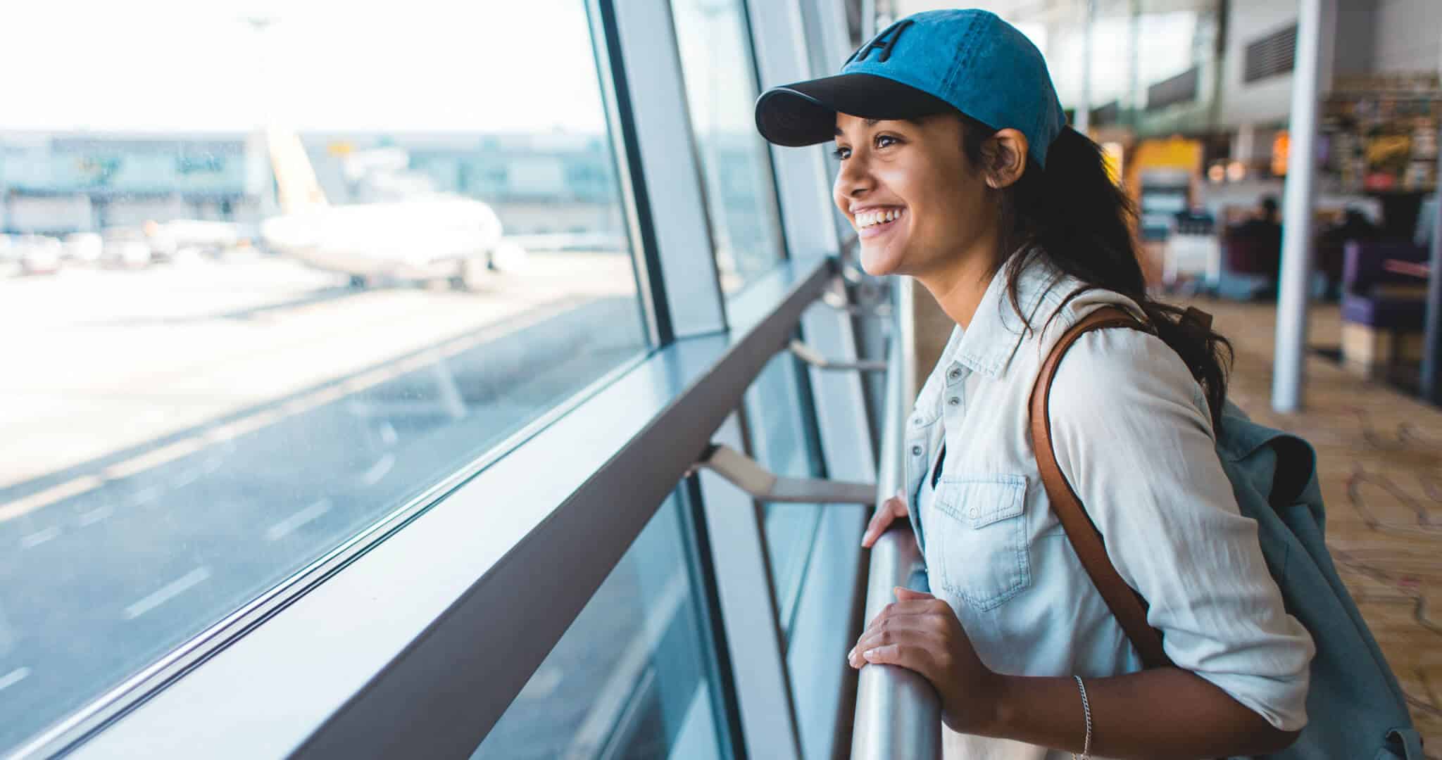 mulher no aeroporto_a ver os aviões_regresso