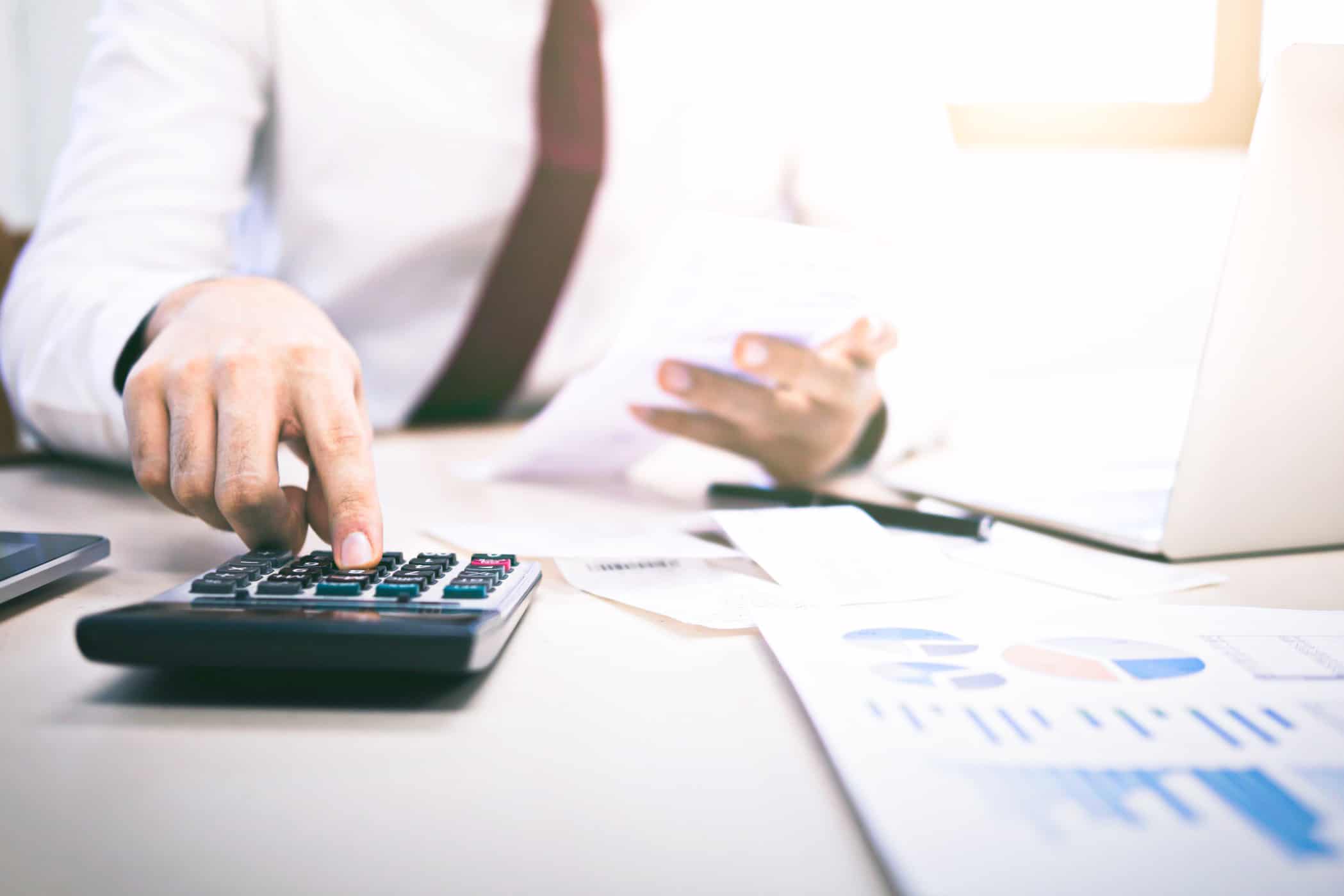 Saiba quando o defensor do contribuinte pode apoiar os portugueses Doutor Finanças_homem a calcular valores de despesa