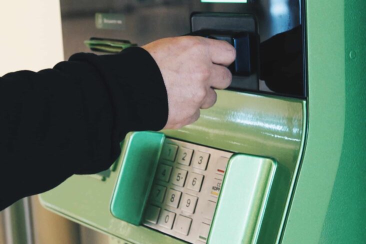 homem a colocar o cartão no multibanco