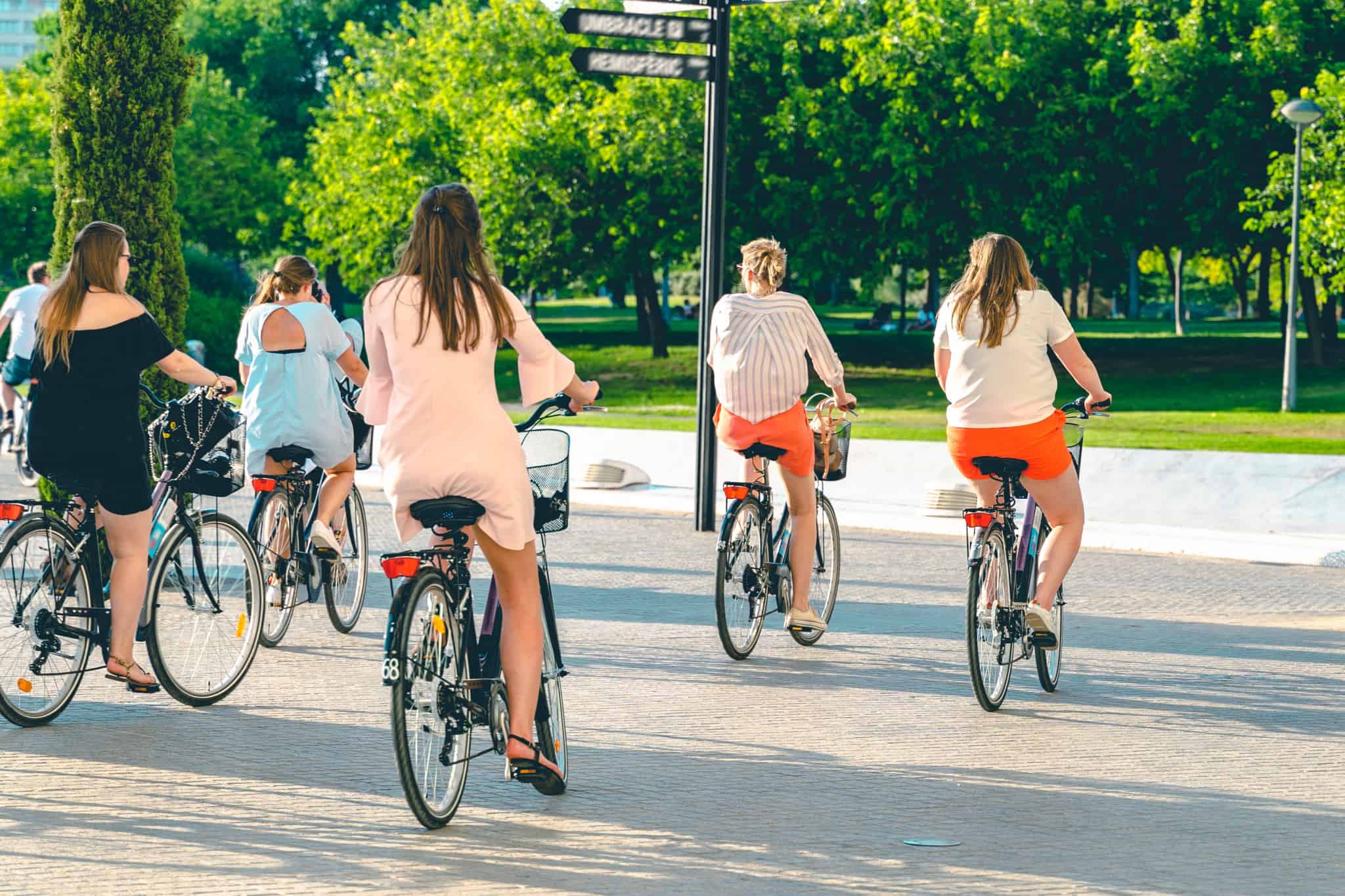 grupo de raparigas a andar de bicicleta