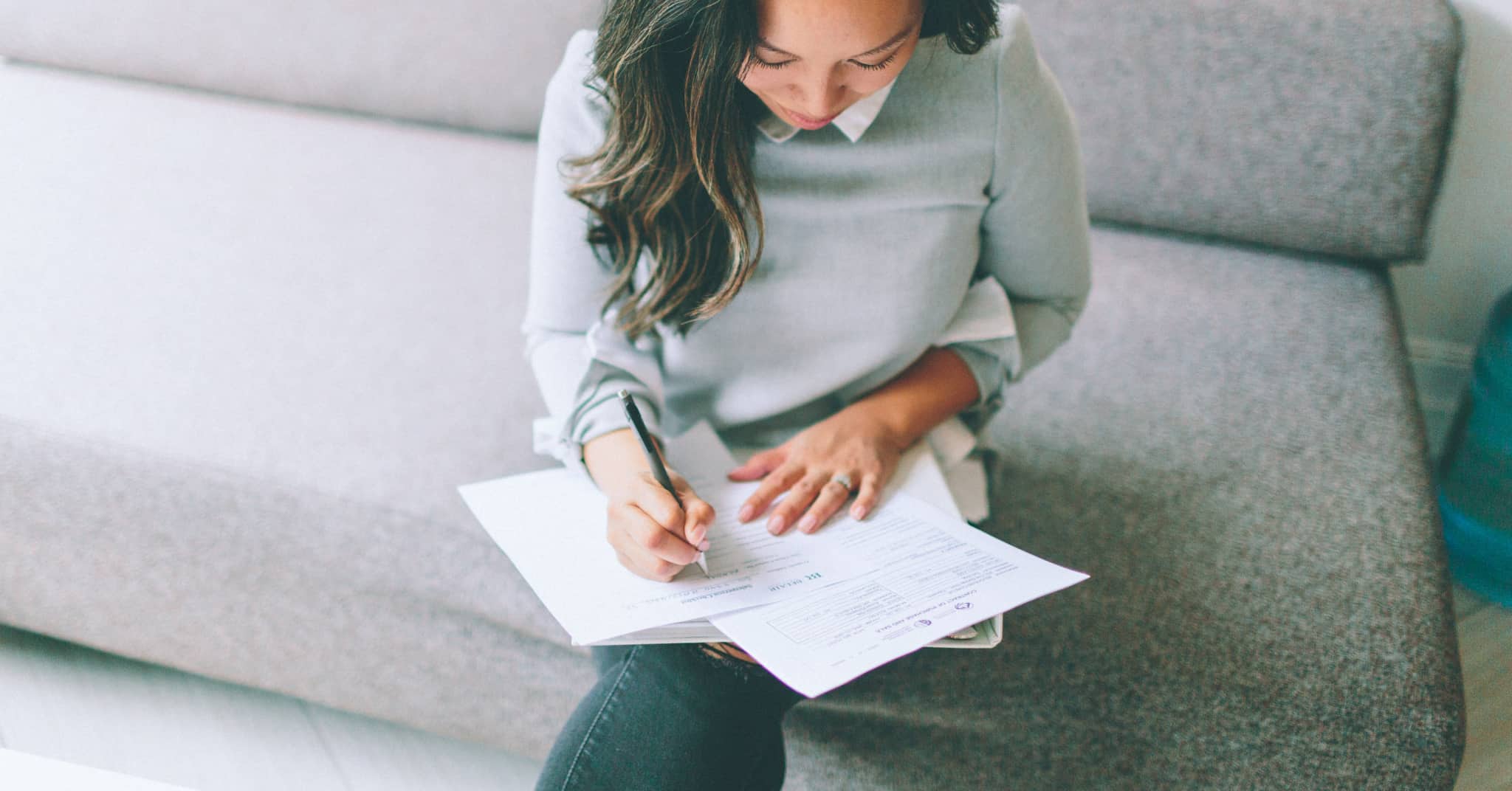 Licença sem vencimento escrever sofá mulher