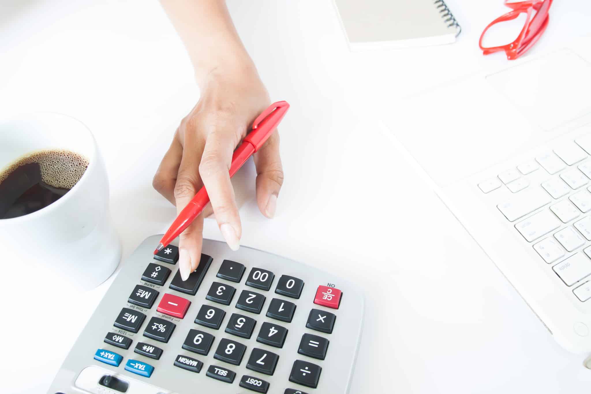 Literacia financeira: o caminho faz-se caminhando mulher faz contas na calculadora