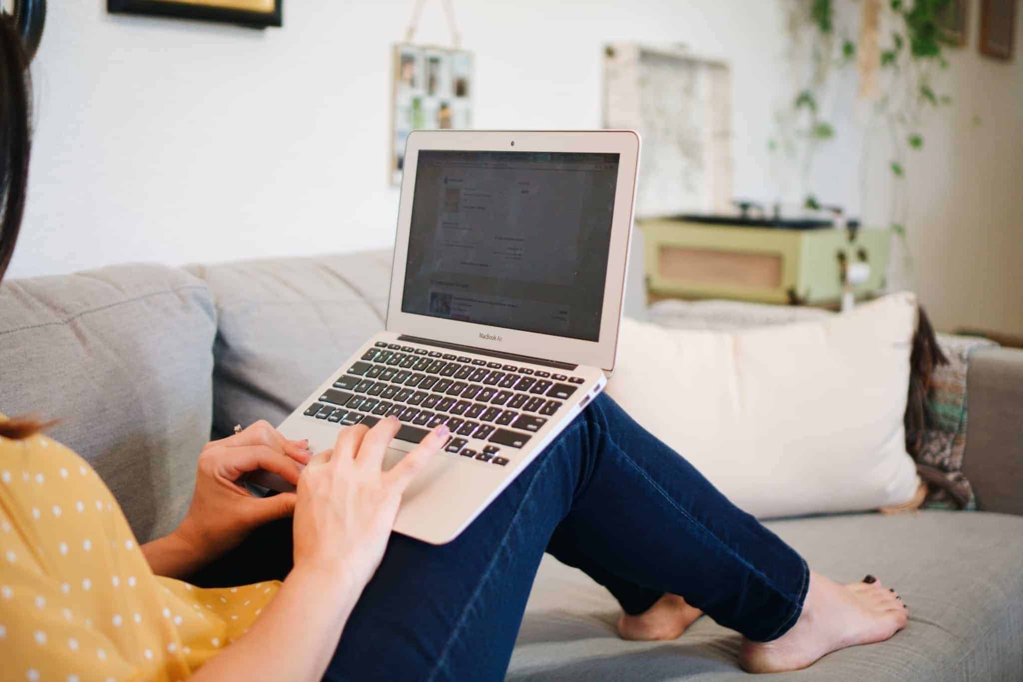 Doutor Finanças_Trabalhar em casa_portátil na cama