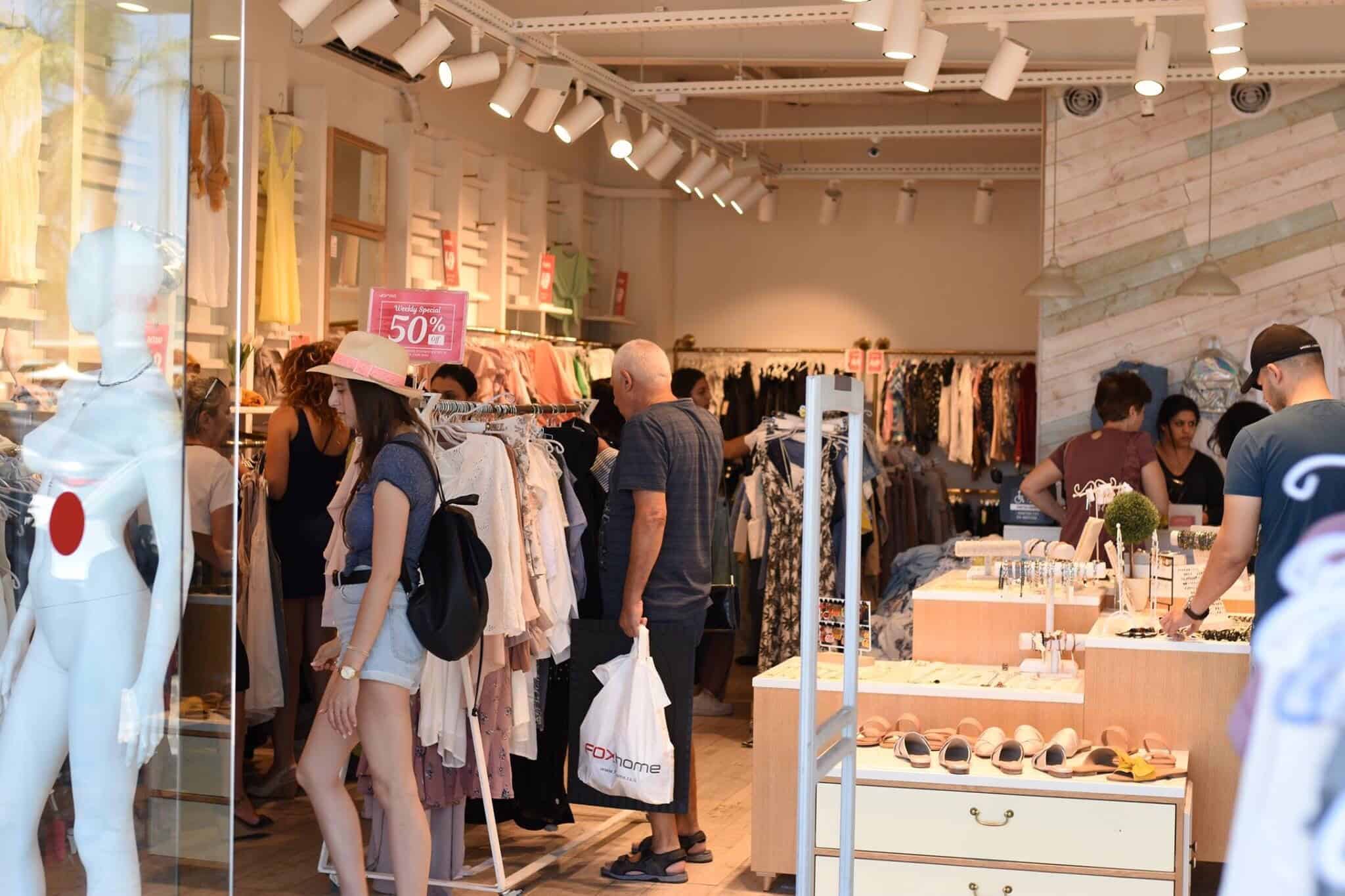 pessoas-numa-loja-ás-compras.