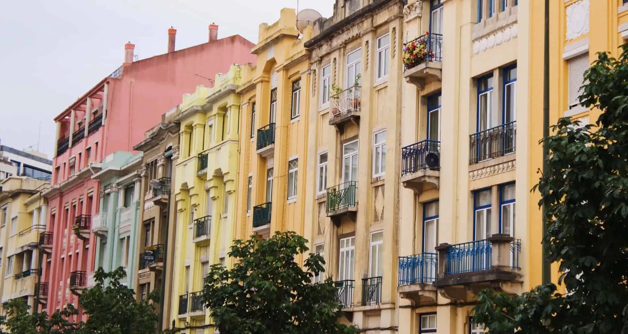 NRAU: Conheça as alterações na lei do arrendamento urbano prédios amarelos em lisboa