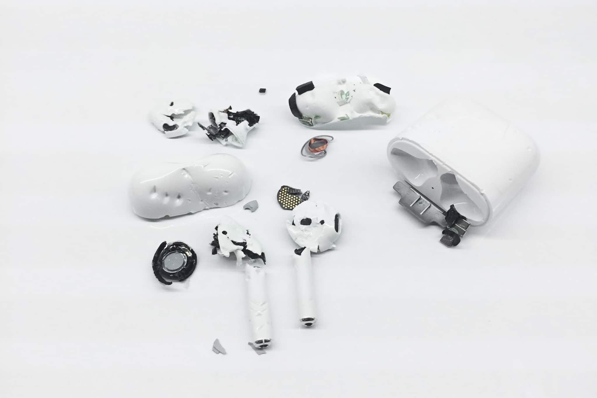 auriculares brancos destruídos aos pedaços