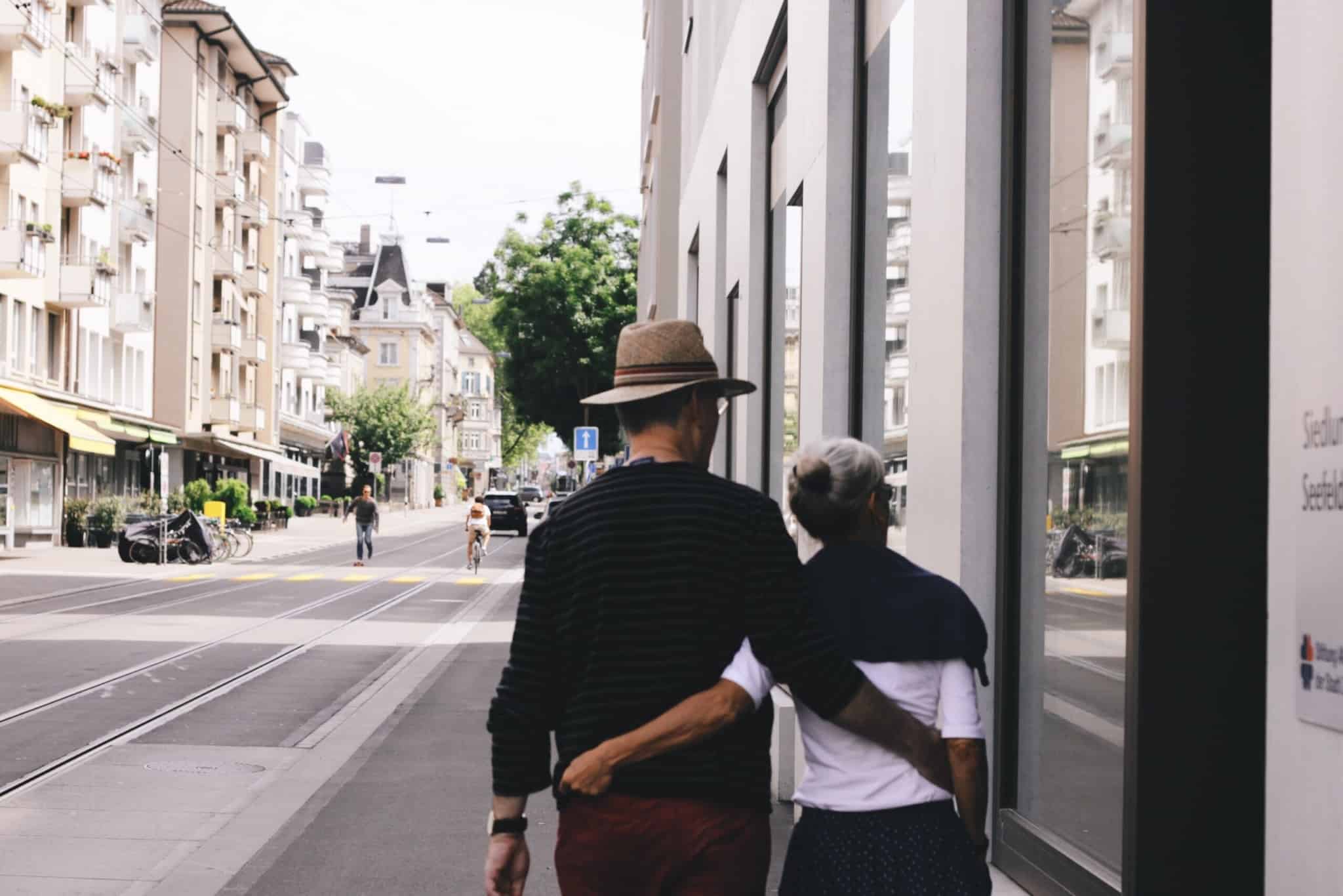 um casal de idosos a passear na estrada