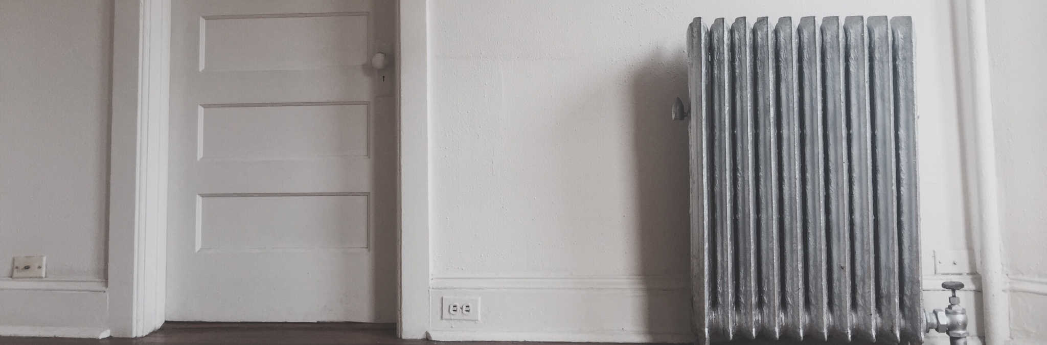 Aquecedor junto a uma porta