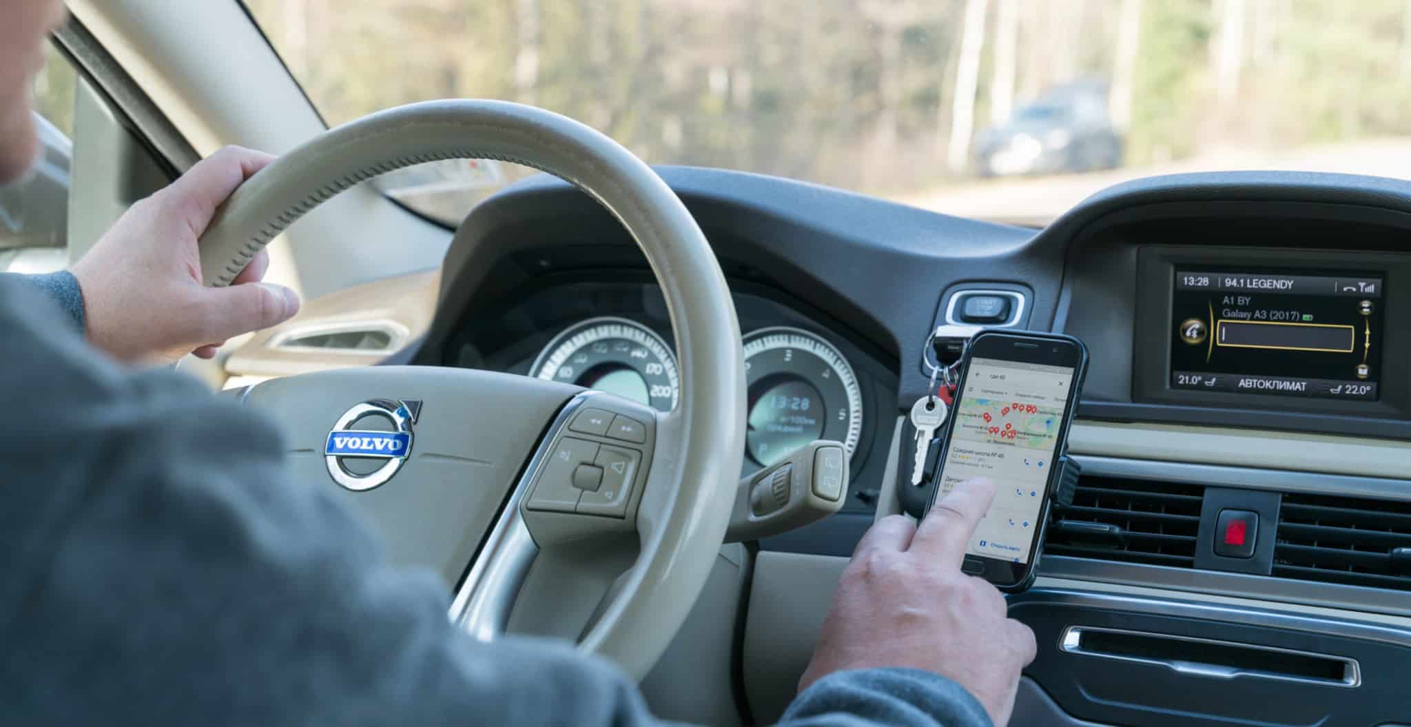 Conheça 5 aplicações amigas do seu carro Automobilista a usar aplicação de telemovel