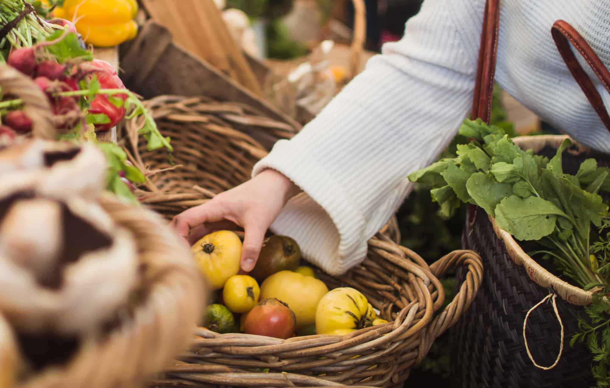 Doutor Finanças_Mulher a comprar vegetais num mercado