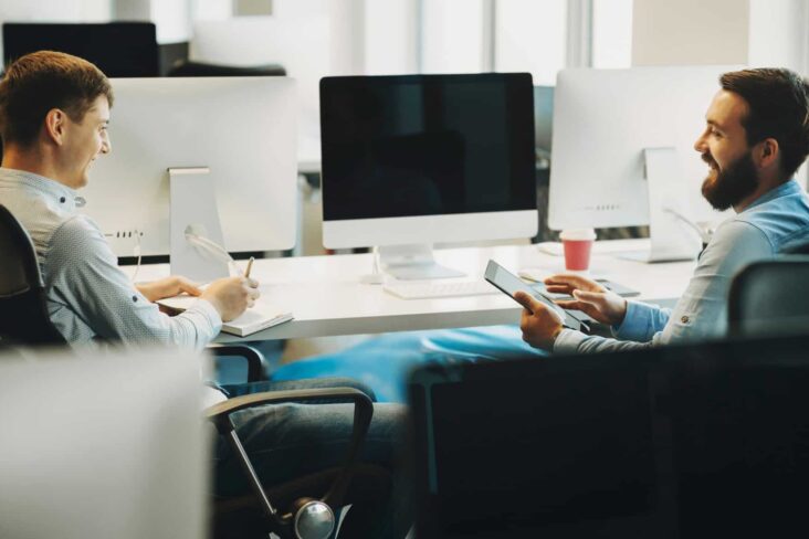 dois-jovens-empreendedores-sentados a discutir ideias