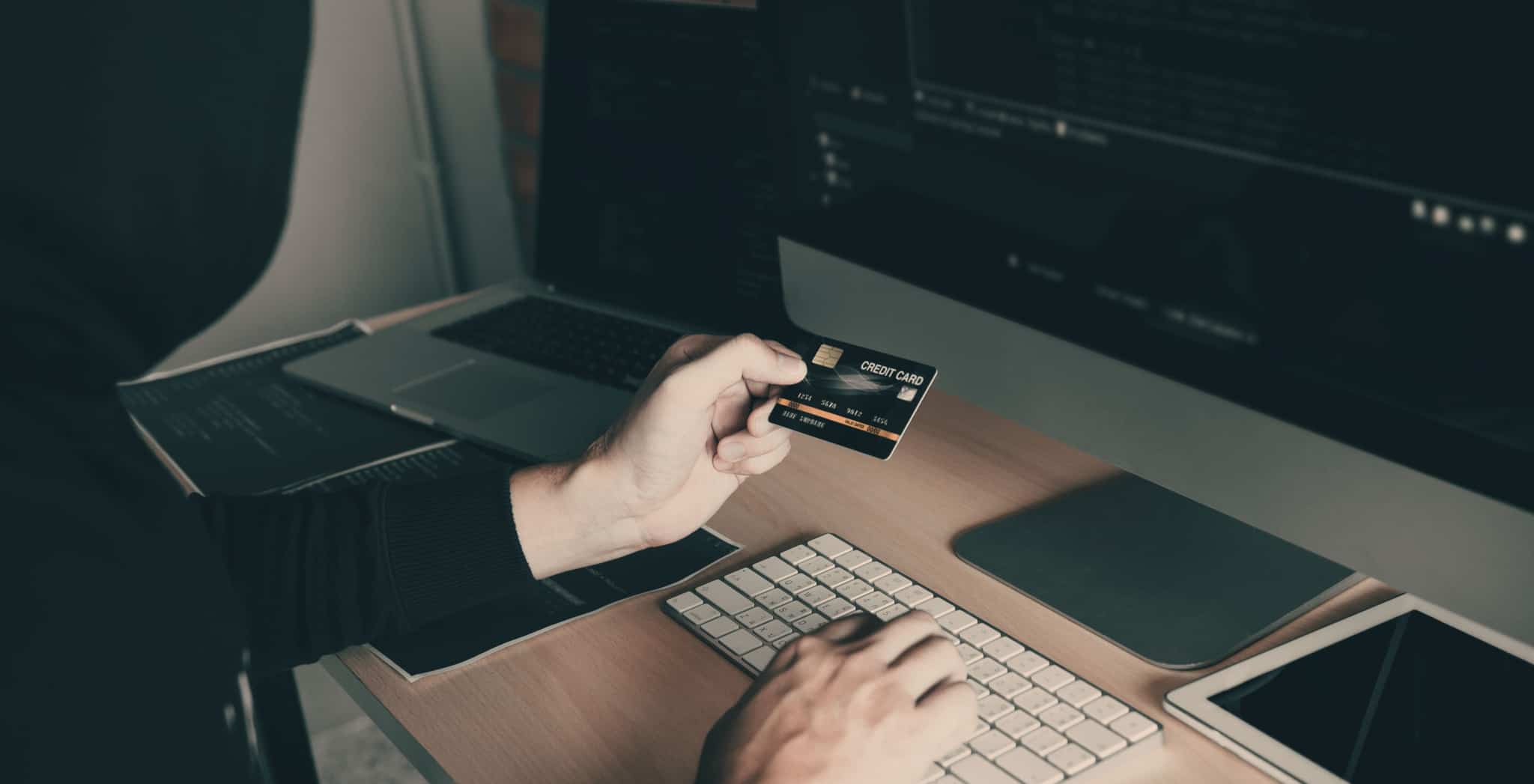 homem a fazer copia de dados digitais num computador