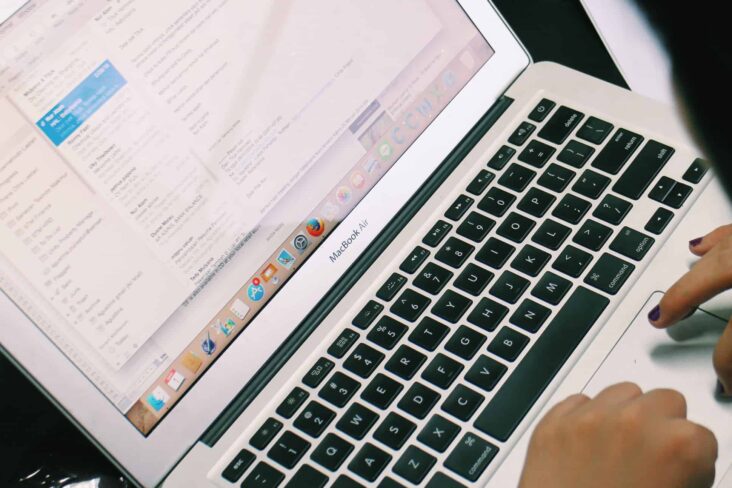 Mulher a consultar email num portátil