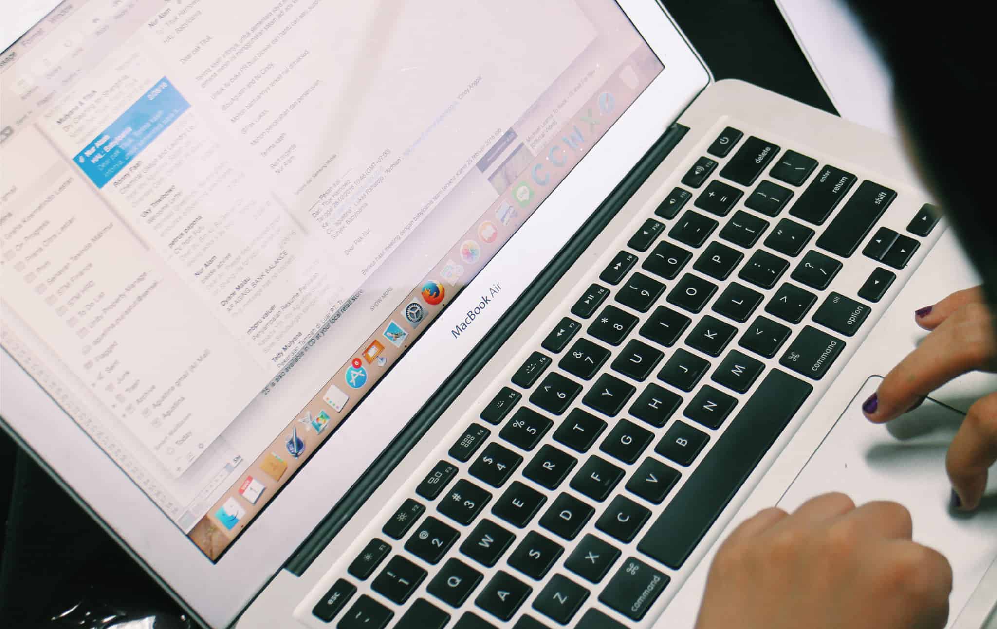 Mulher a consultar email num portátil