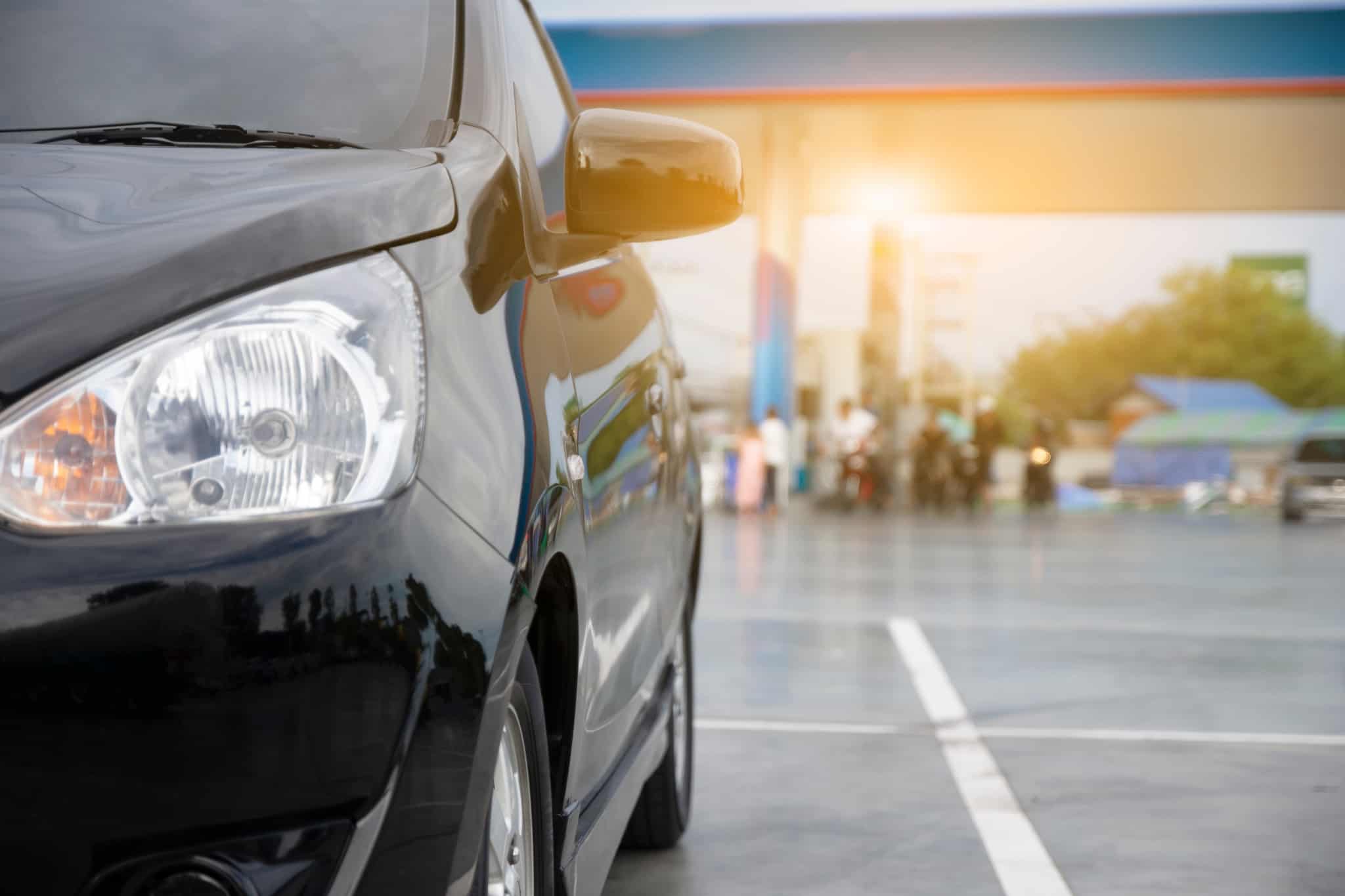 carro preto estacionado