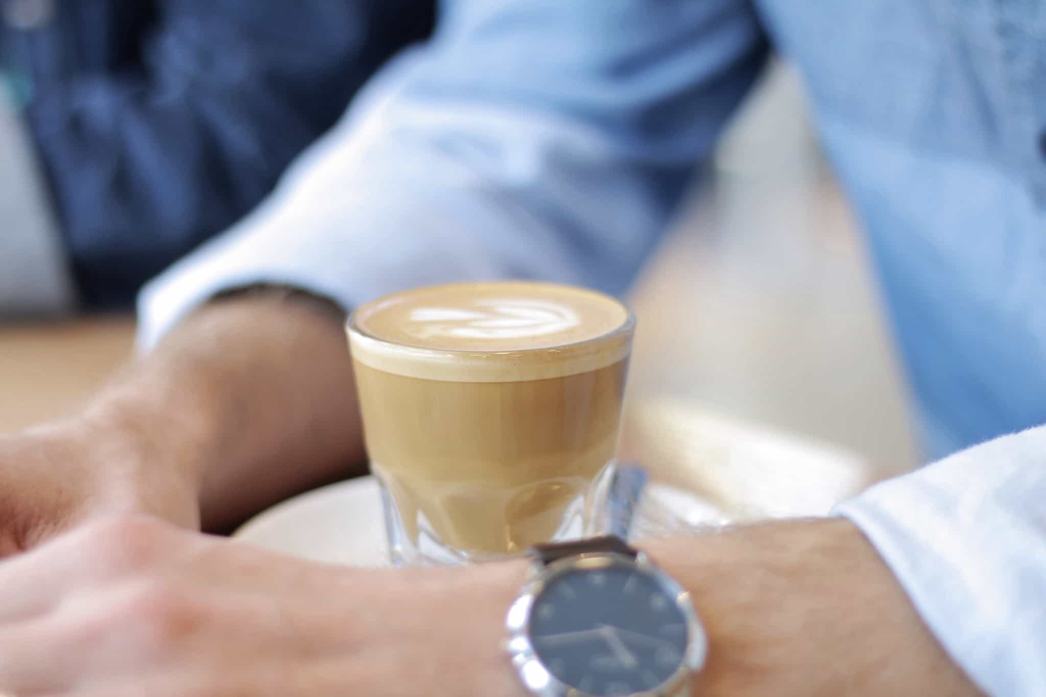 homem a beber galão