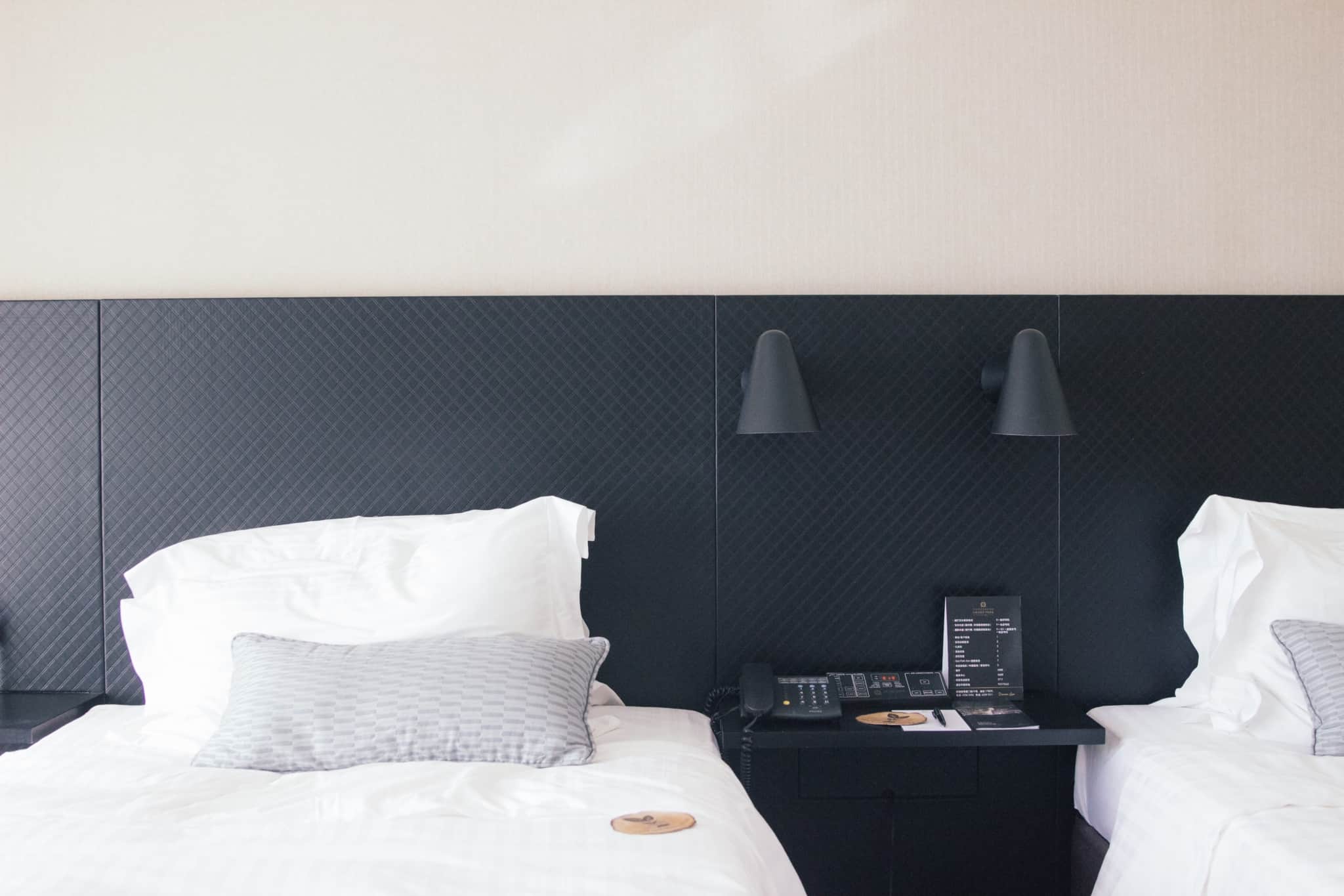 quarto de hotel com duas camas separadas