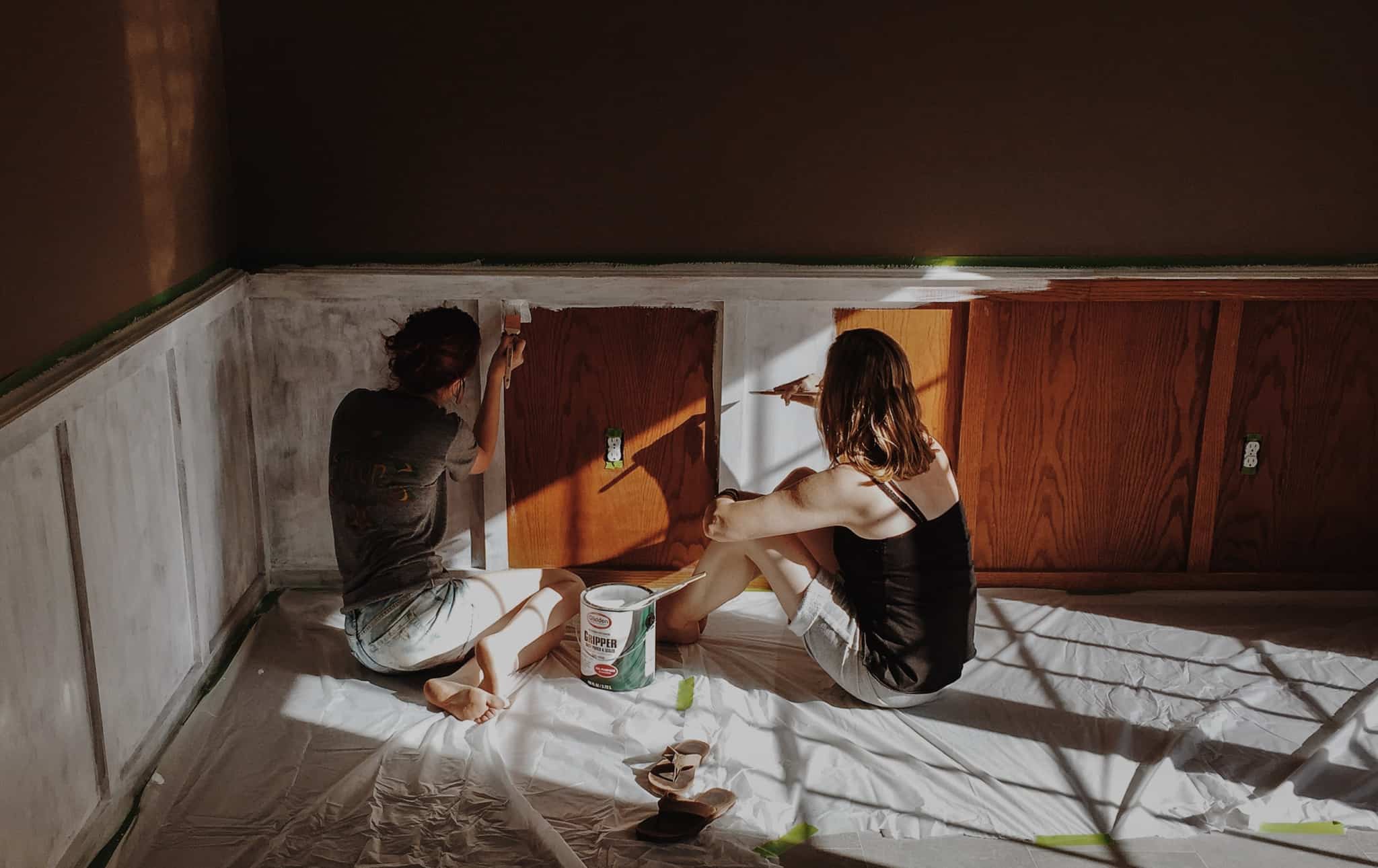 casal a trabalhar em obras de casa