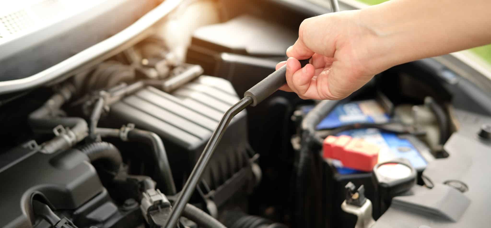 Carro com capot aberto para manutenção_carro avariado