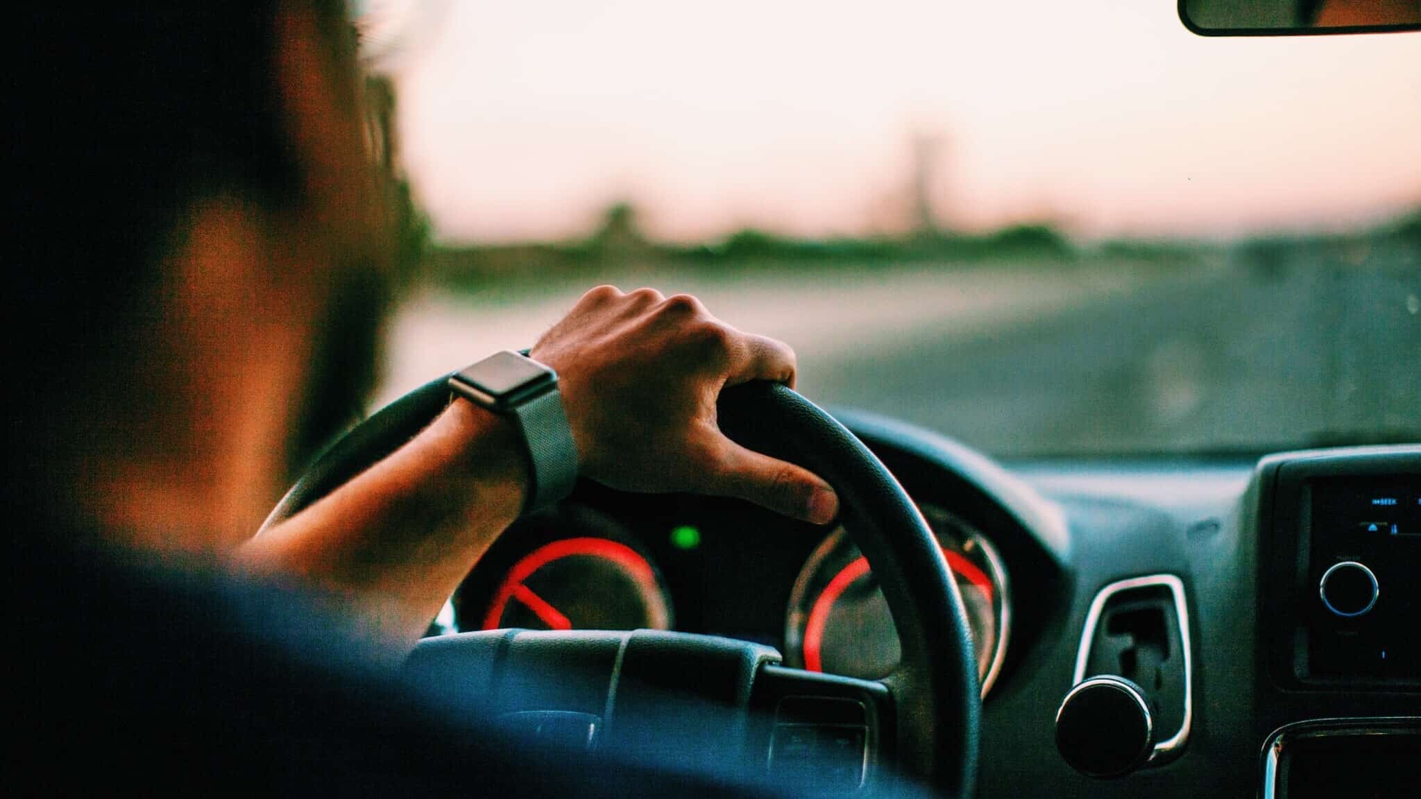 pessoa a conduzir carro