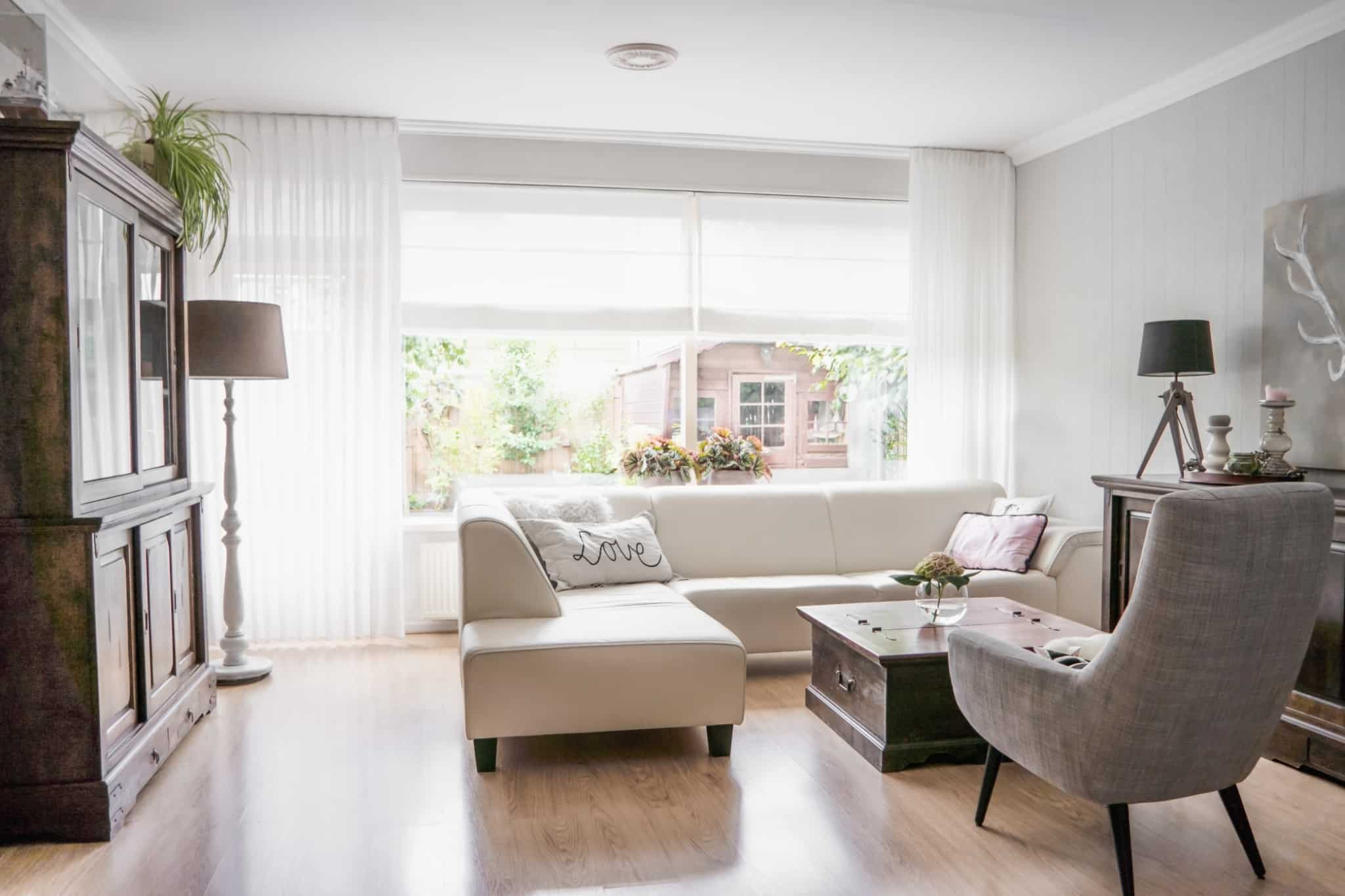 sala de estar com sofá creme