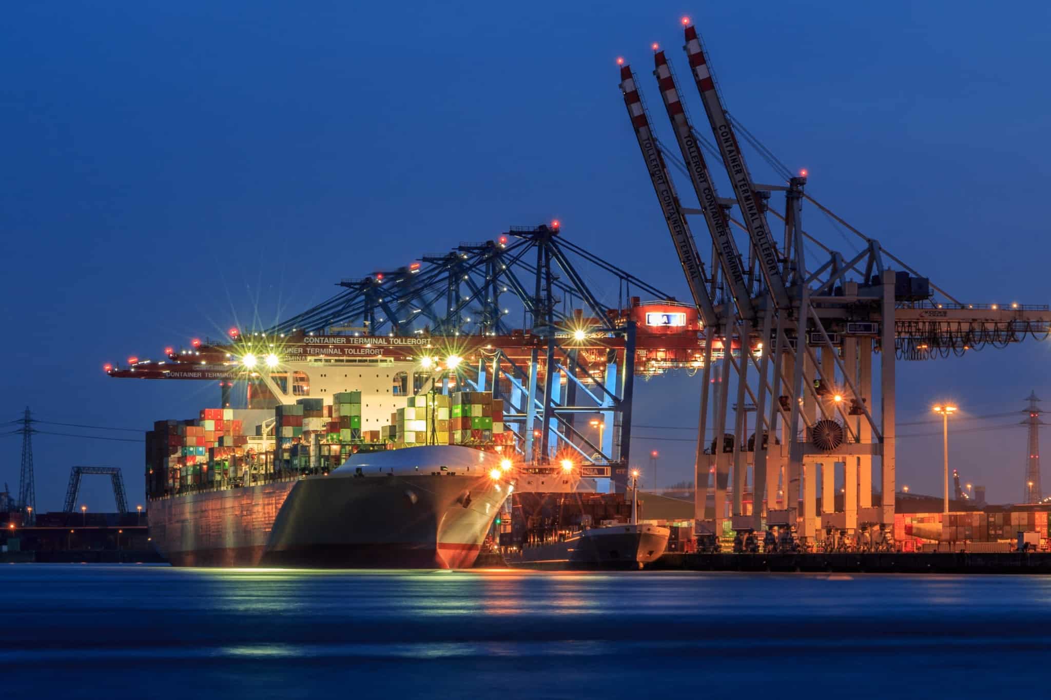 porto de navios à noite